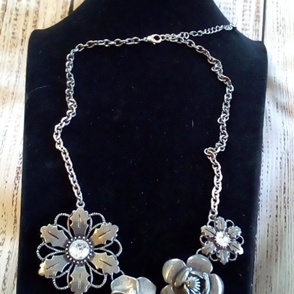 Metal  flower necklace - Picture 3 of 3